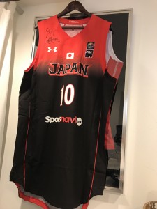 栃木ブレックス#10の竹内公輔選手のJAPANユニフォームが大きすぎて、バレーボール栗原恵選手のユニフォームの額からはみ出してしまう…