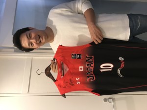 Bリーグ辻直人選手がメンテナンス後に竹内公輔選手のユニフォームと共に